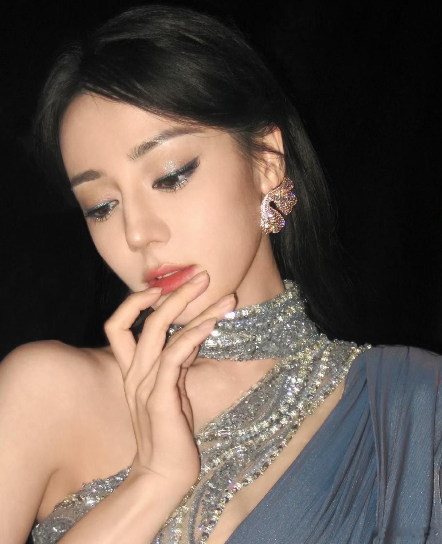 向全世界安利我担 那必须是迪丽热巴啊，人美心善，人见人爱，90to花 唯一视后！