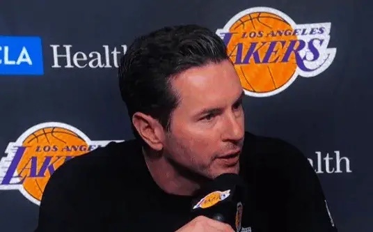 雷迪克接受媒体采访，谈及最后一攻：“如果你用正确的方式打球，篮球之神往往会眷顾你