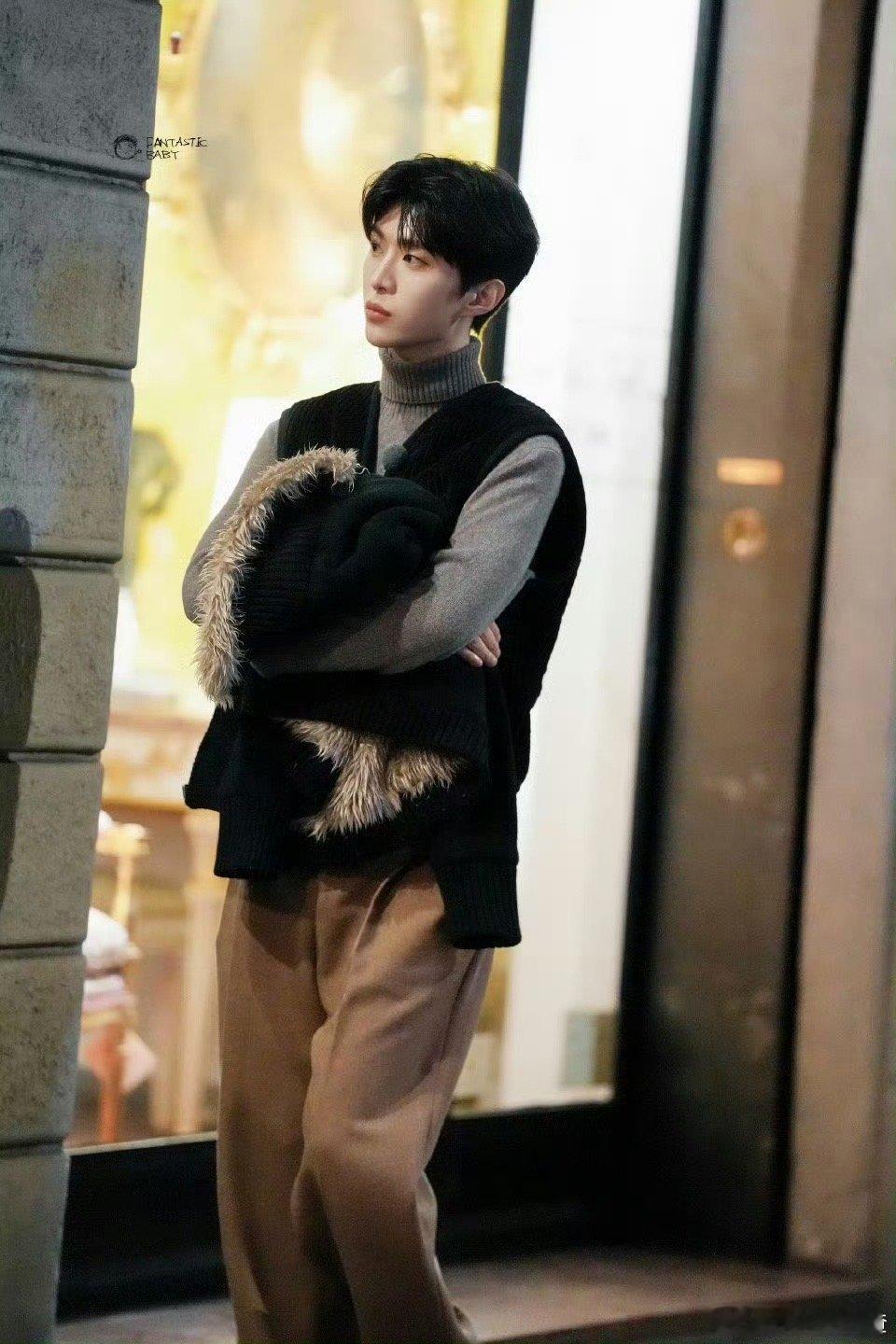 范丞丞出国回来买到关不上后备箱了 范丞丞的意大利之行太“丰收”！录完节目回国采购