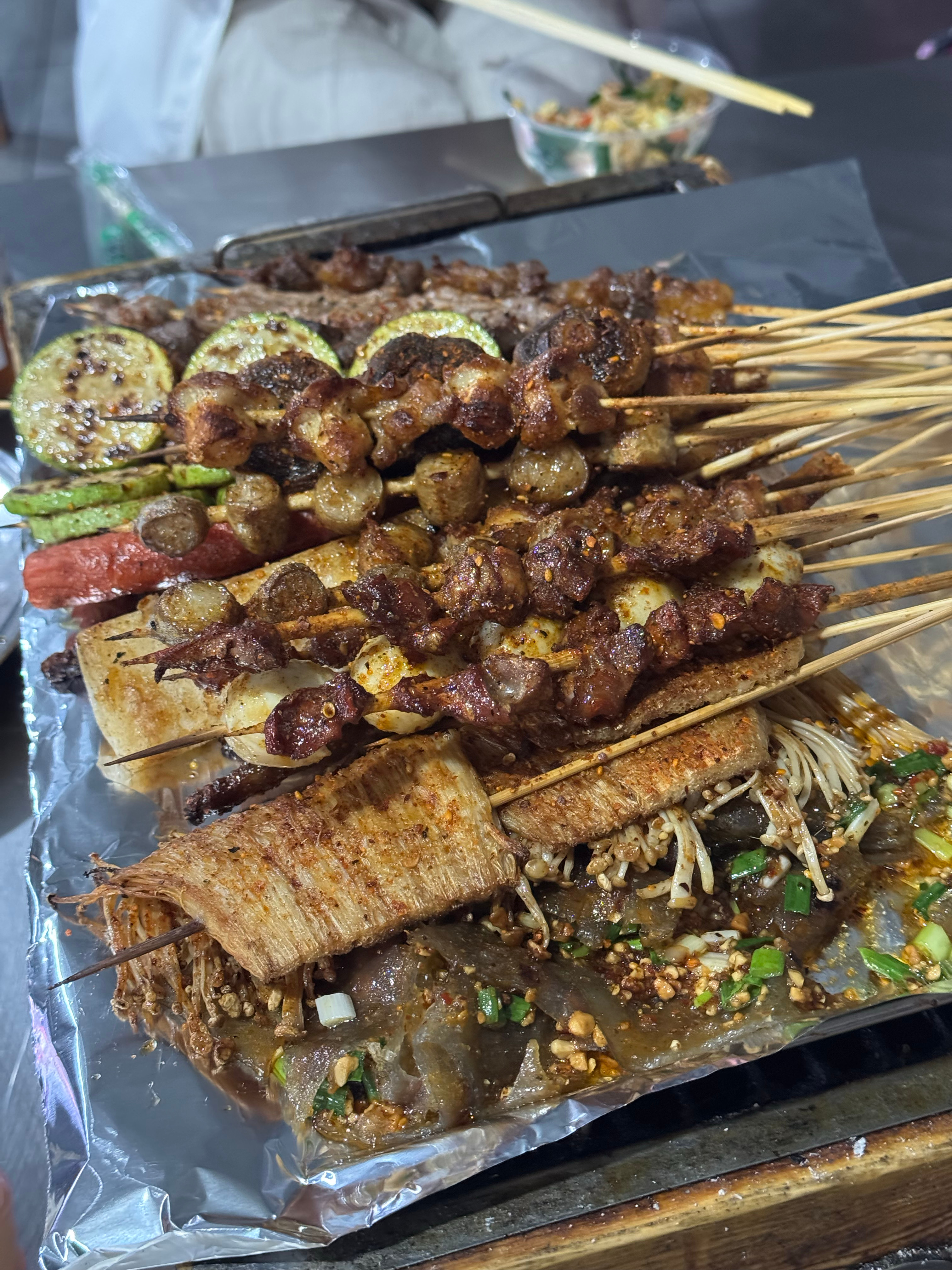 来云南这么多次，第一次吃本地烧烤，太好吃了，这边烧烤是比较干香入味的那种。原本看