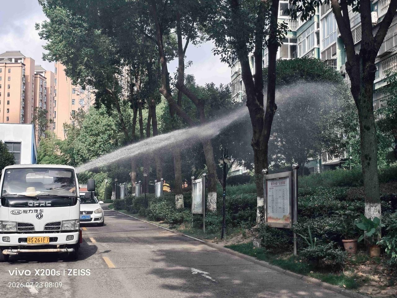 我的今日状态：😁轻松愉快
我这里的天气：☀️晴天：大院内的园林工为绿植解渴。