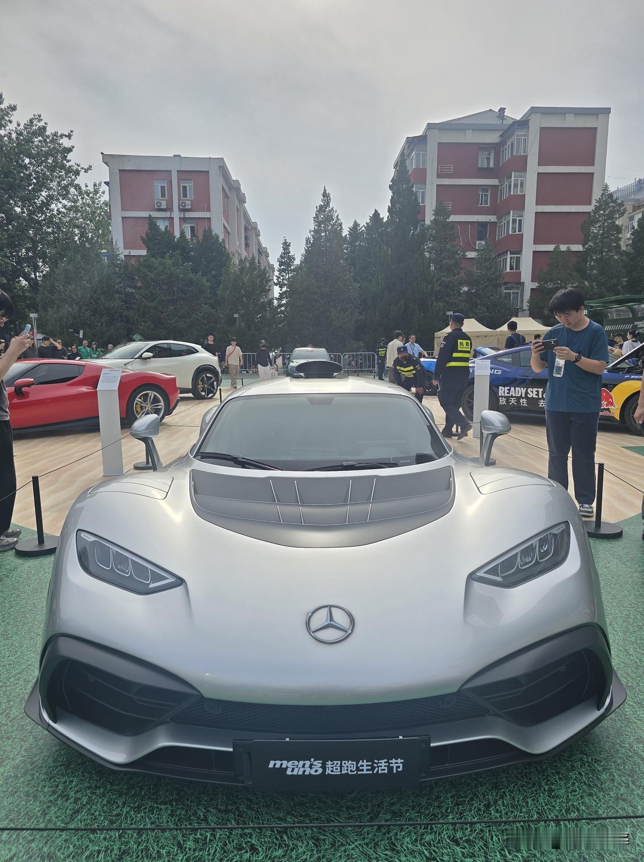 最近在北京市区遇见了一辆罕见的小汽车 梅赛德斯-AMG ONE

2017年法兰