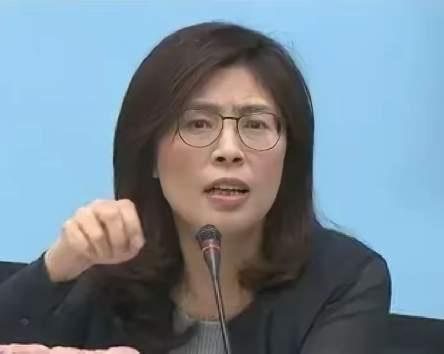 万万没料到，新当选的国民党主席郑丽文，一查才发现她不仅是个“蓝二代”，身上流着那