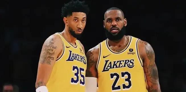 湖人太惨了，两个人赛季报销了，文森特即将迎来复出了。
第一，湖人随队记者报道，伍