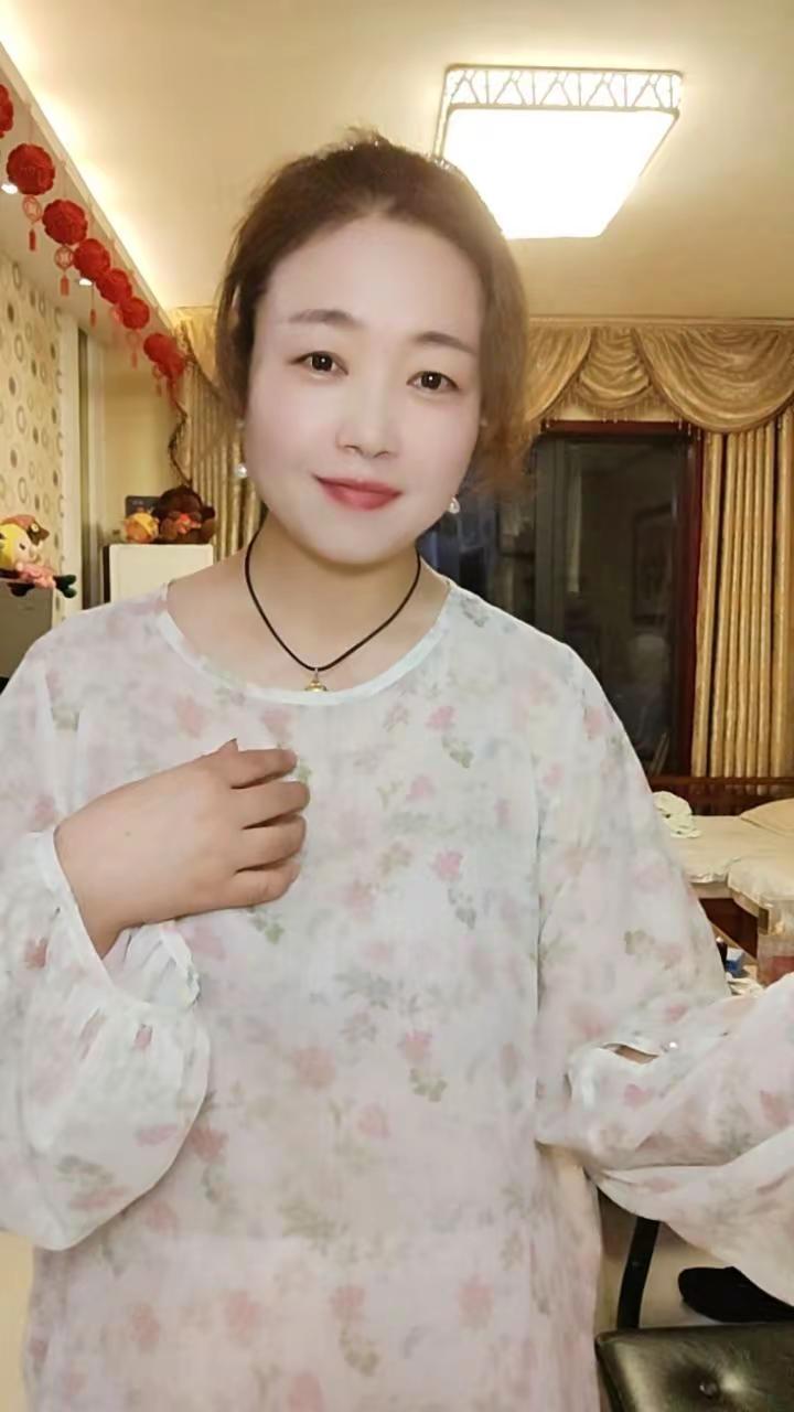 当你真正被爱的时候，其实你不用多么漂亮。爱你的人生怕给你的不够多,不爱你的人只会