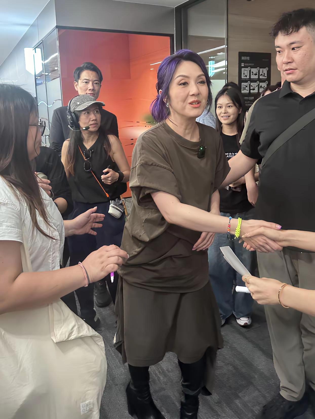 香港大埔宏福苑火灾的消息刚爆出来，港圈还在沉默的时候，杨千嬅已经带着决策冲到了前