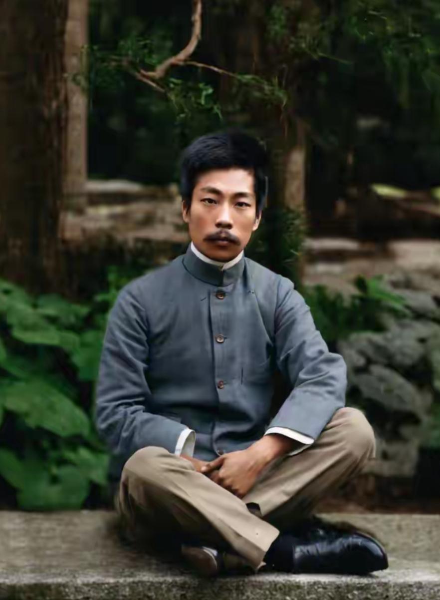 一张年轻的照片，第一眼看上去像谁？是不是胡子很像？