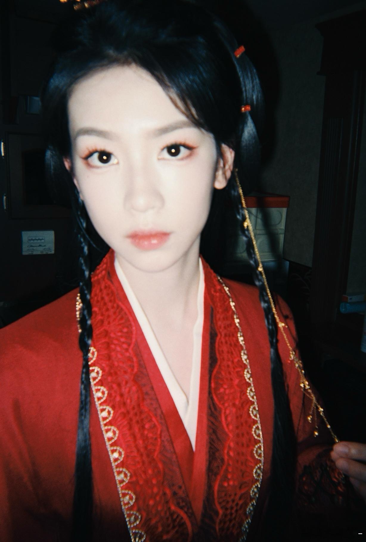 在成为你的这段时间里，我常常思考明珠你是个什么样的人？狠辣却天真，冷酷却赤诚，你