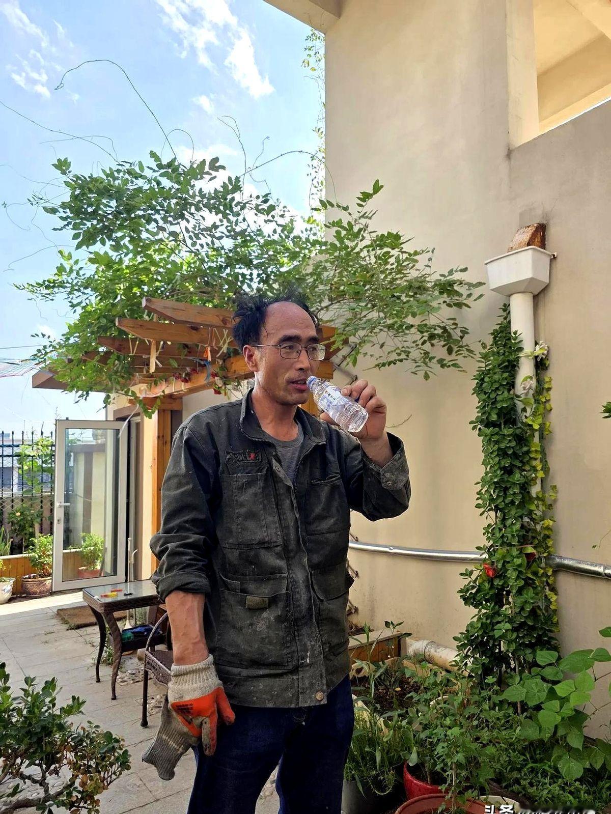 今天下午被一个男人惊得魂飞魄散

这大哥是真虎啊 1处到2处得有一米多距离吧 错