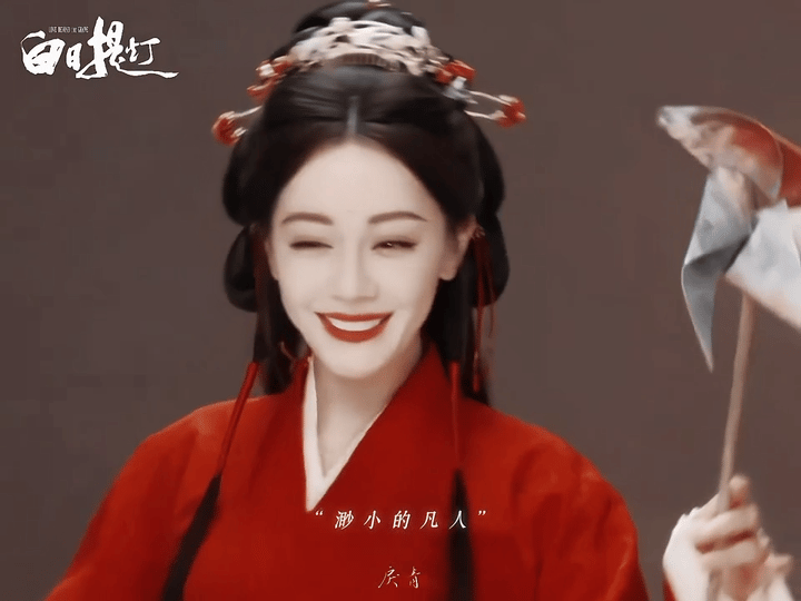 迪丽热巴魏哲鸣搭档新剧 中轴对称构图，浓颜两两相对，留白处全是想象空间。这种视觉