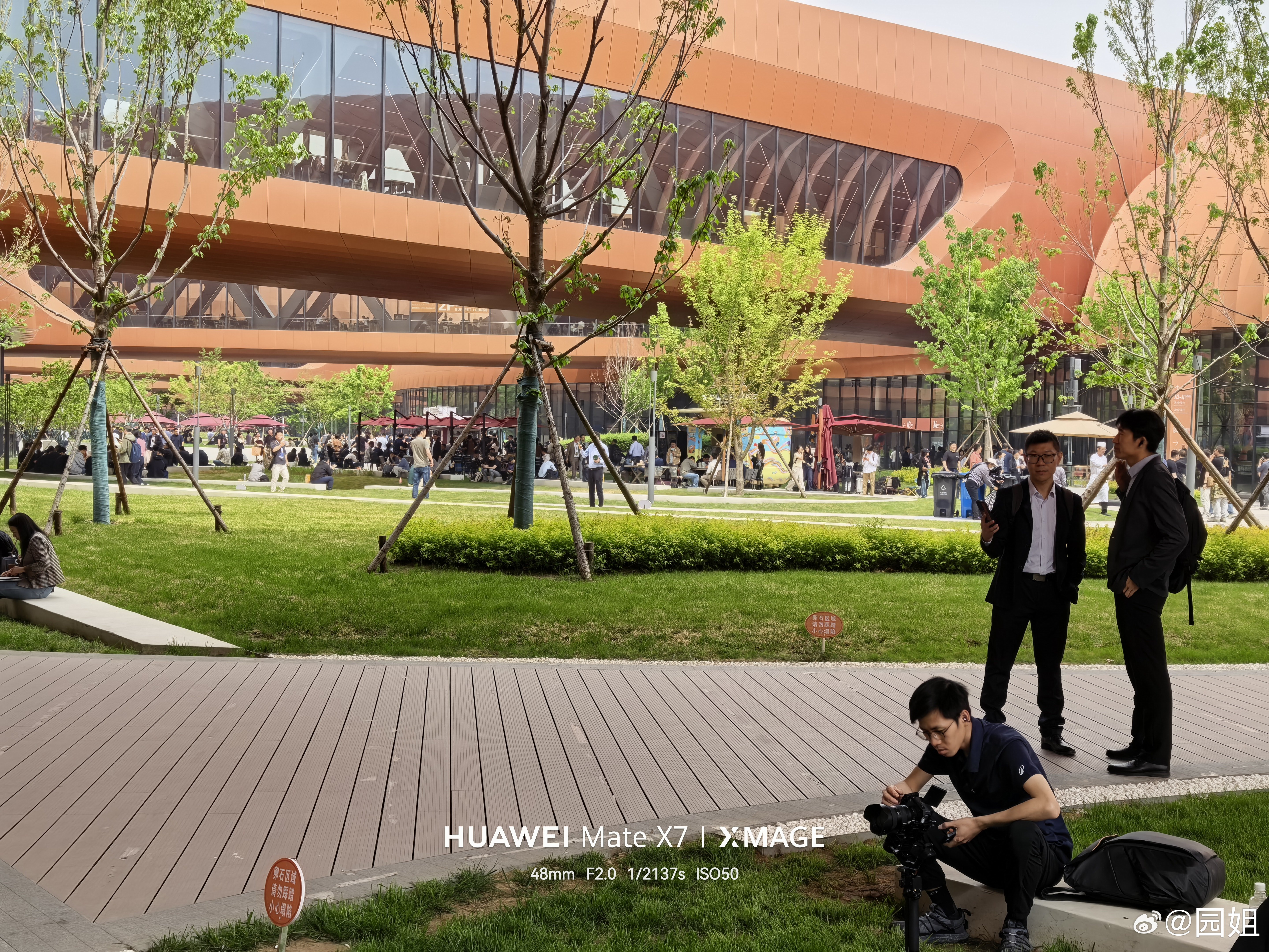 一群跑车展的牛马们，席地而坐风餐露宿