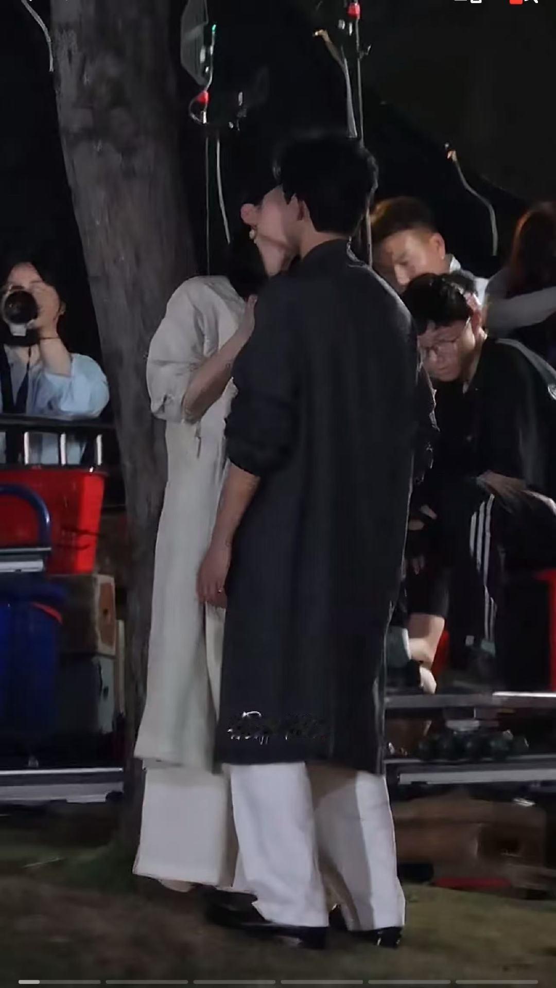 李现张婧仪雾里青初吻张婧仪吻李现 哇哇哇 初吻耶 