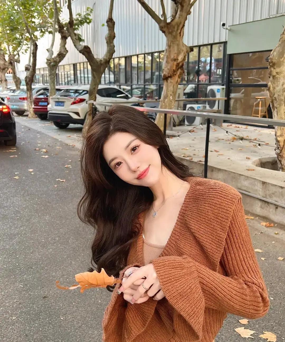 今年秋天，穿搭圈又被焦糖色刷屏了。但说真的，这股风跟不跟，你得先看明白。
 
什