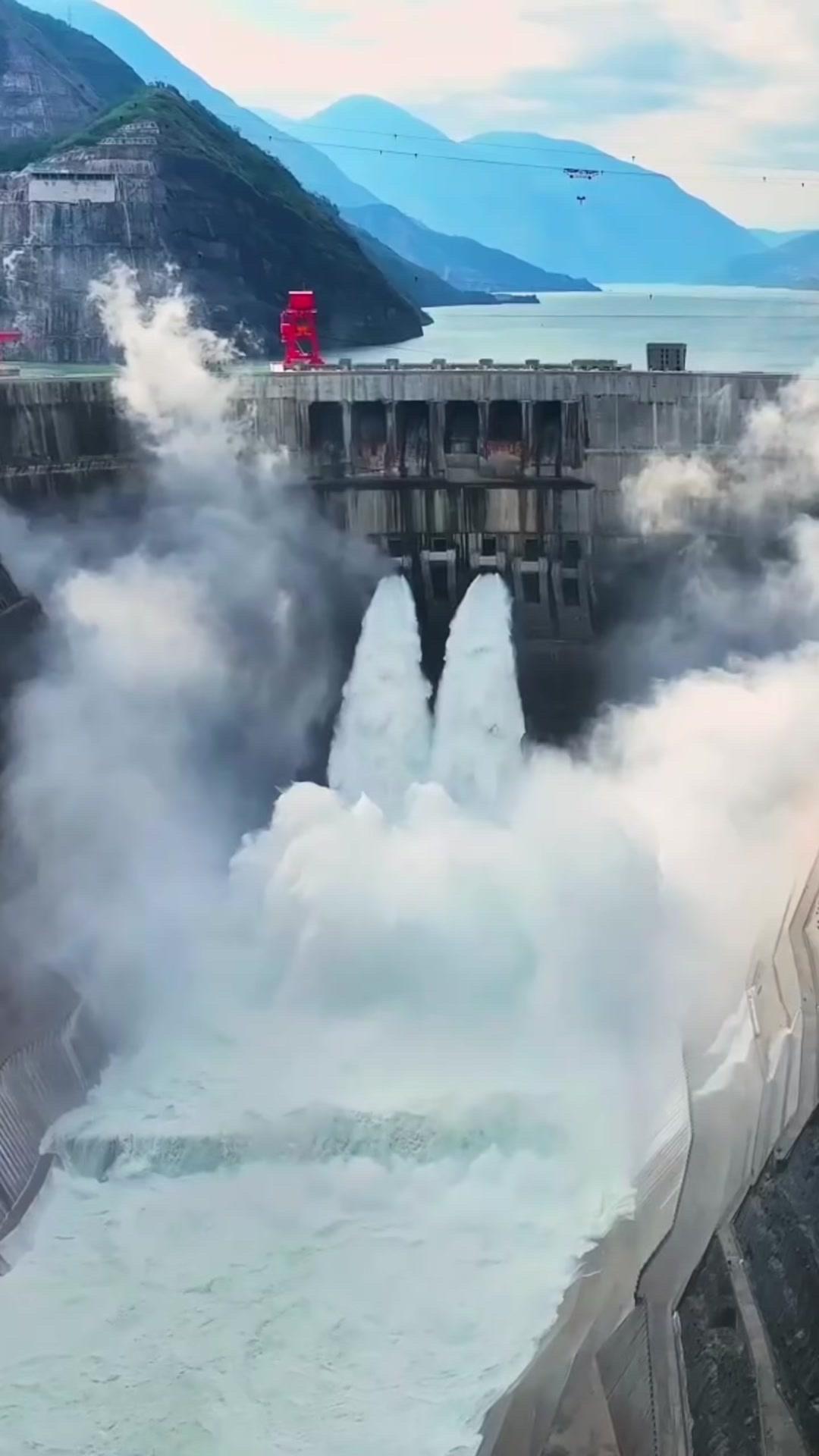 中国“水上印钞机”多牛？🌊中国最牛水电站之一，16台100万千瓦水轮发电机组，