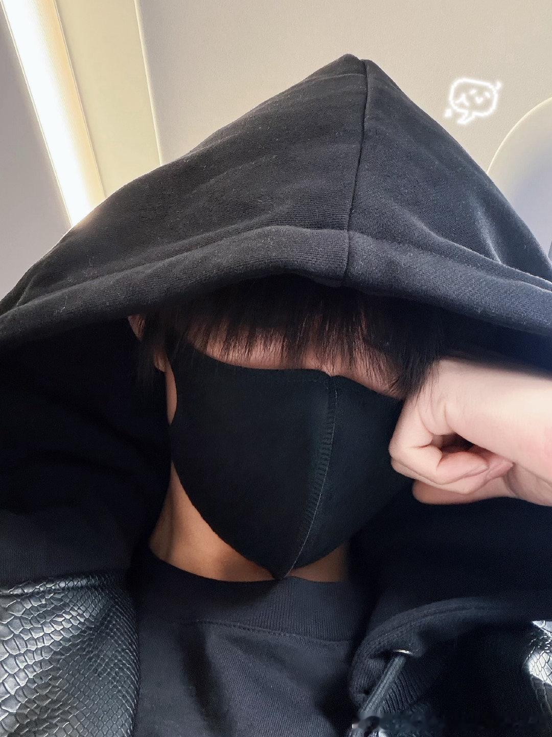 陈奕恒飞机上的自拍 帅成这样没有不出片的义务，小哼哼会拍多拍呀~ 