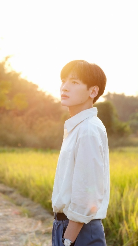 翟潇闻赛级白月光男主 他把少年感诠释得恰到好处，不多不少，就是记忆中那个让人心动