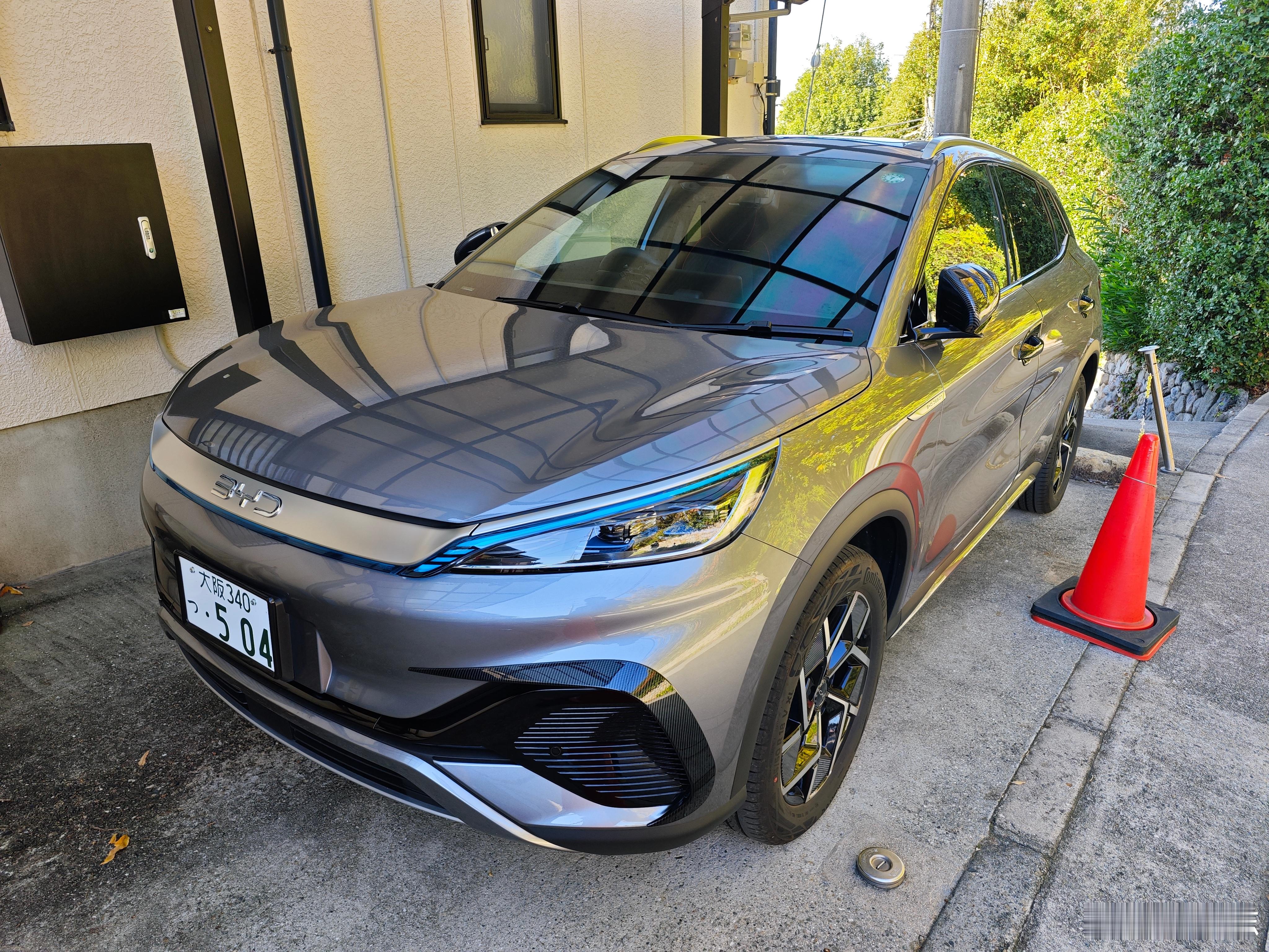 型车街拍  偶遇BYD ATTO3，白牌看起来确实高级一丢丢[挖鼻] 