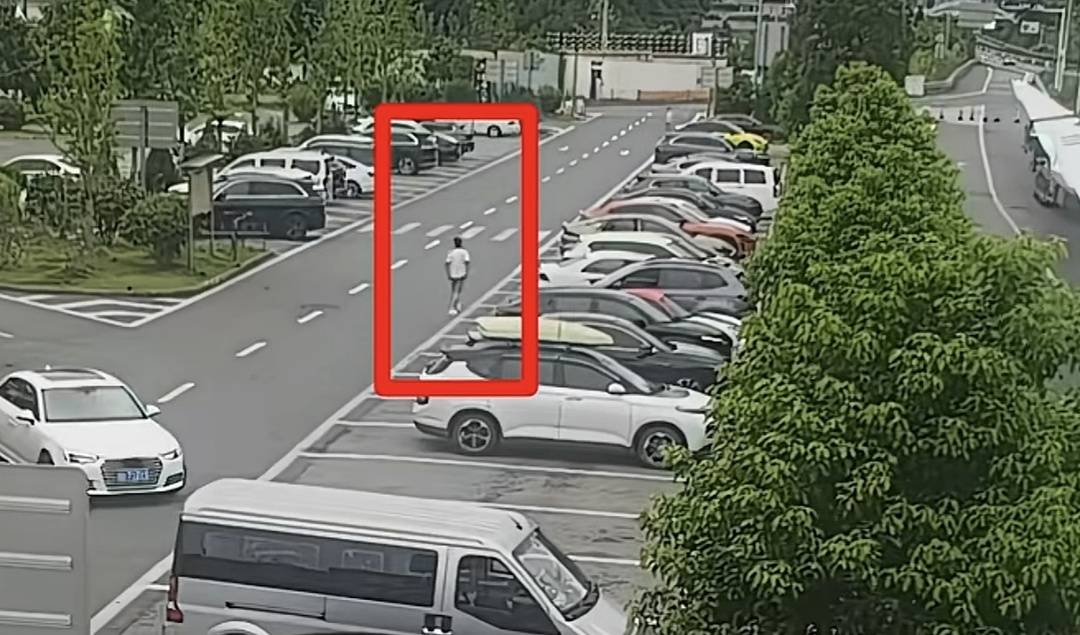 17岁女孩高速服务区被锁车内遇高温 司机手机欠费 家属远程求