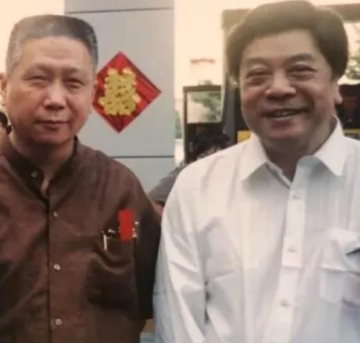 有一次，赵忠祥去捡漏，相中一根明代玉管，估值2万，但是赵忠祥问摊主：“100元卖