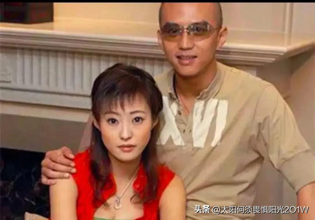 2002年，郝蕾不顾邓超反对，接了一部戏，在剧中和男演员全裸出镜，那时她和邓超已