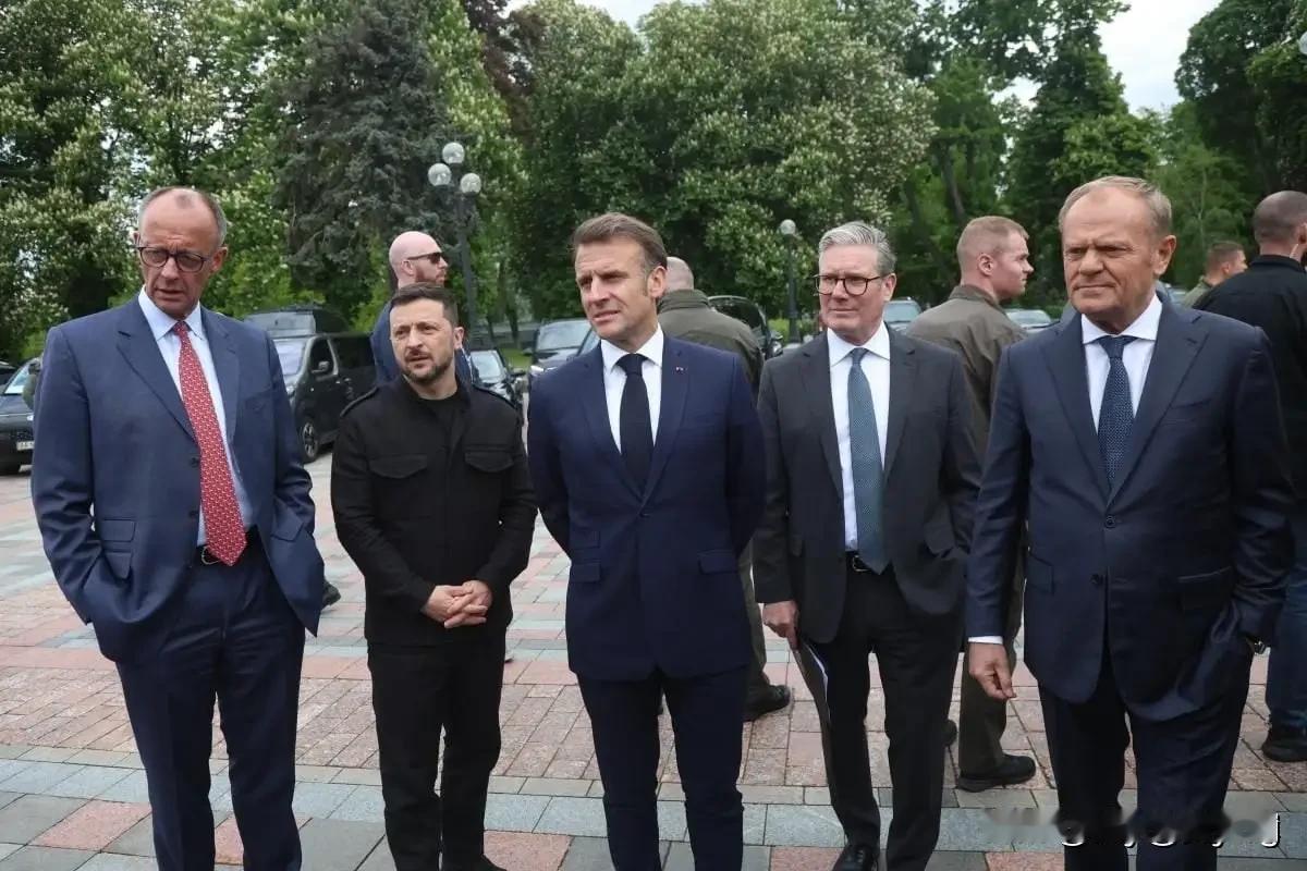 泽连斯基拒绝特朗普提供的号称28条卖国条约！
特朗普要求泽连斯基代表的乌克兰承认