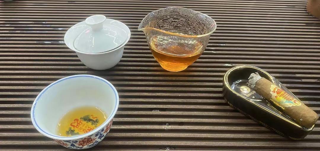 雪茄藏岁月，清茶渡时光，静下来，才是生活。