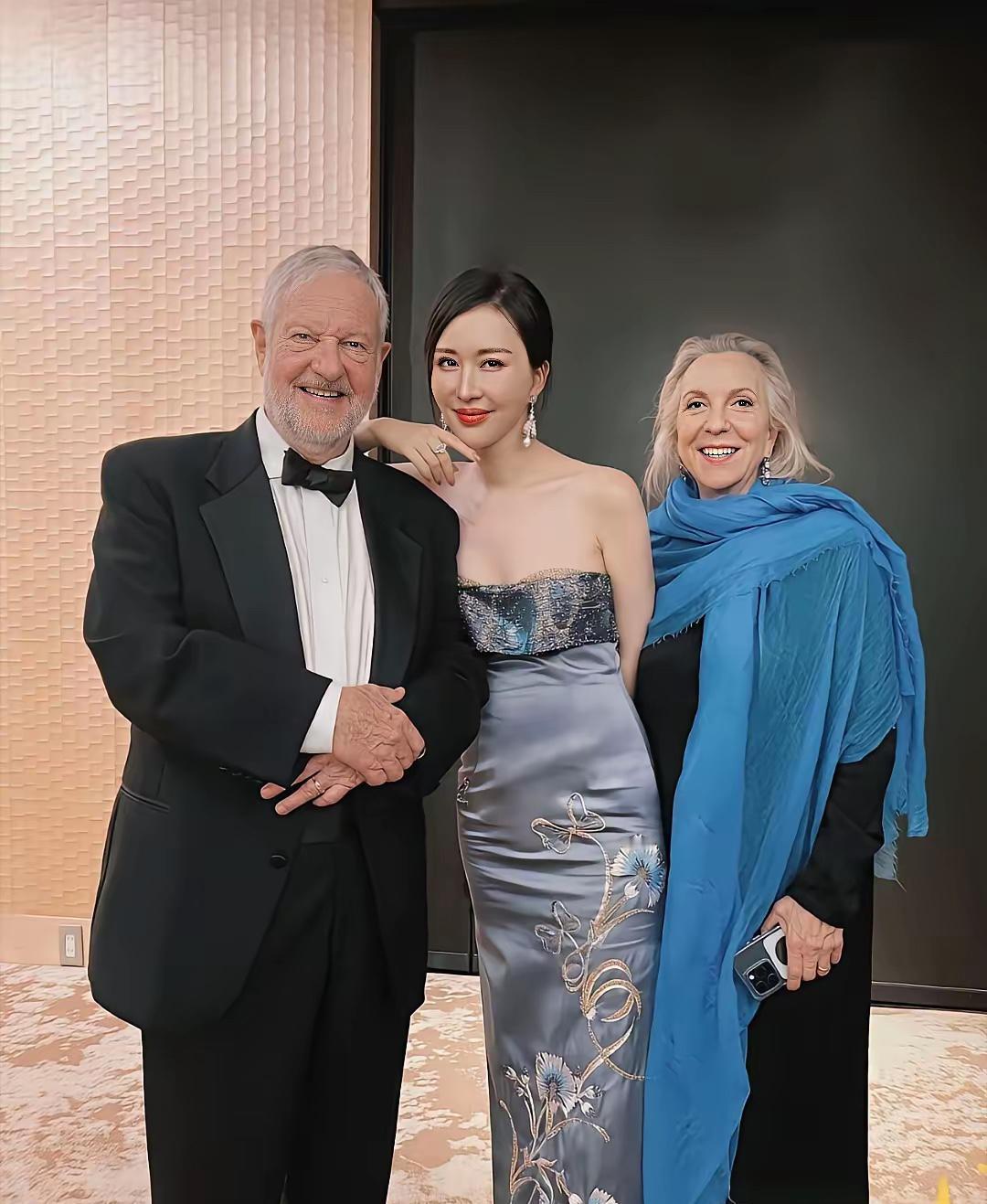 田朴珺和男大亨合影总贴身凑近，真让人捉摸不透。12月13日她在泰国和外籍建筑设计