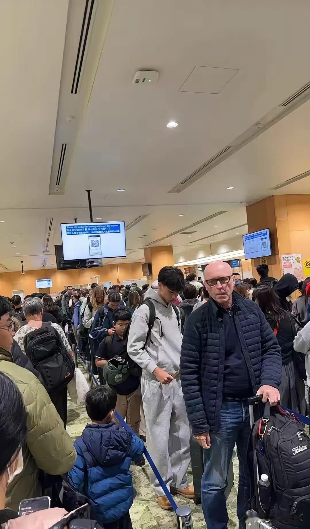 北海道机场因暴雪瘫痪，一批滞留的中国游客情绪激动，高喊“派包机来接我们”。而几天