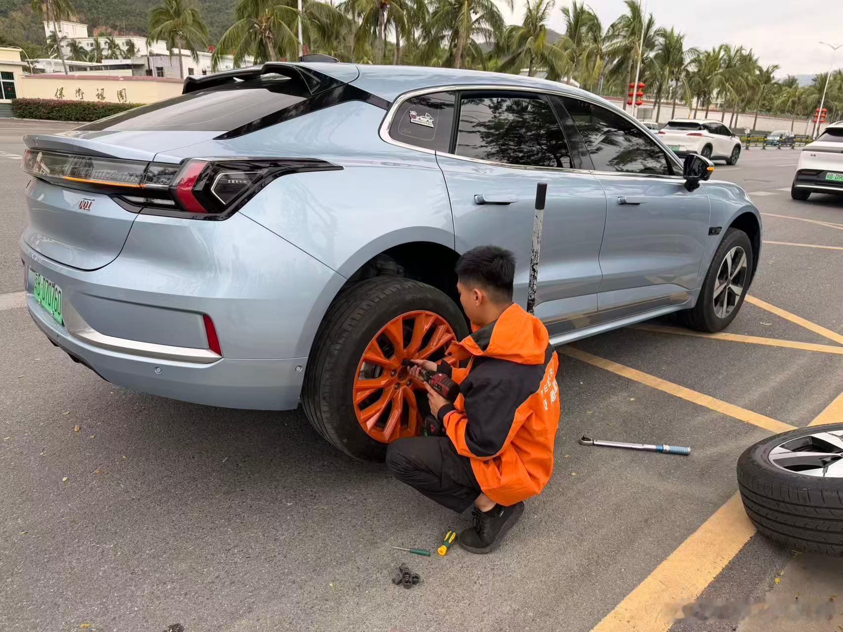 极氪春节守护行动真的不错！车友刚发给我的，路上扎胎了，大过年的估计很难找到地方补