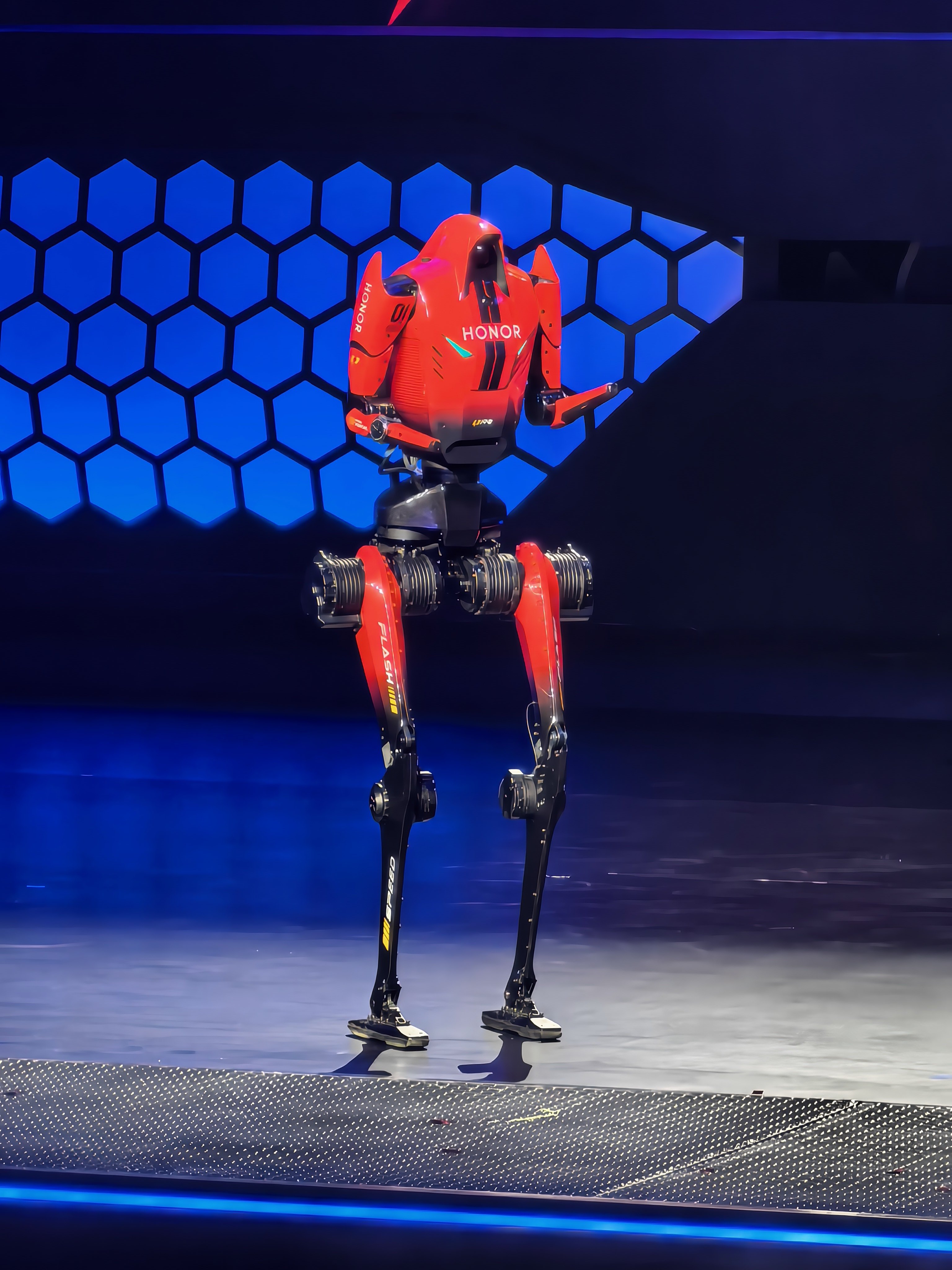 荣耀发布会 这次居然还有惊喜，张雪机车和荣耀闪电机器人！太cool了！