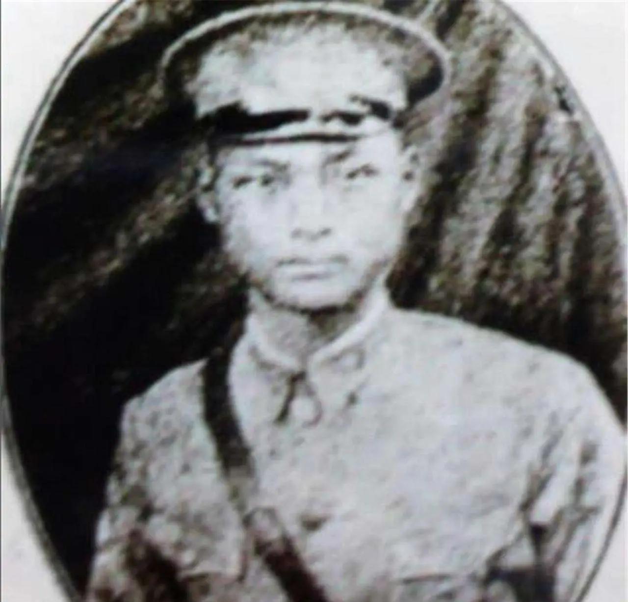 1934年，川军军长郭汝栋奉命追击红军，谁知他在望远镜里看着红军抬担架过山脊，然