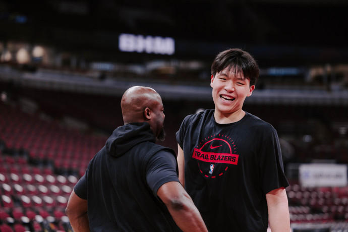 杨瀚森对阵公牛出战成疑 在开拓者今日对阵公牛的伤病报告中，杨瀚森因背部中段酸痛出