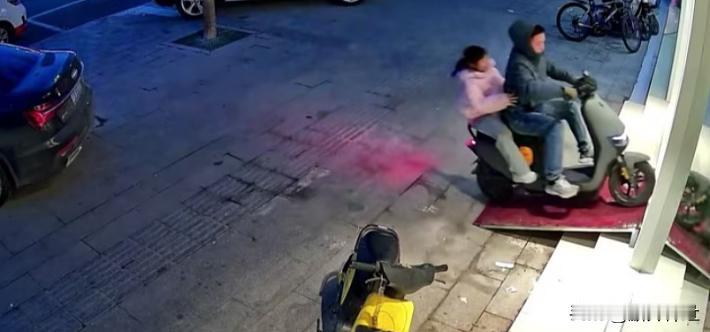 服装店允许骑车进入成打卡点

近日，山东聊城一家服装店因顾客骑电动车进店购物的视