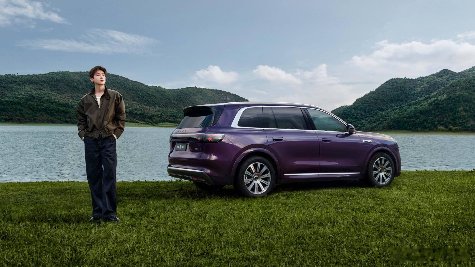 有个从宝马换到问界的朋友说得实在：“以前开车是给别人看的，现在开车是给自己和家人