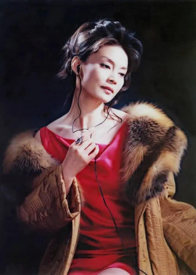 演员，潘虹，在舞台剧繁华里，扮演黎老师，她说，我演过电影股疯，是一个公交车售票员