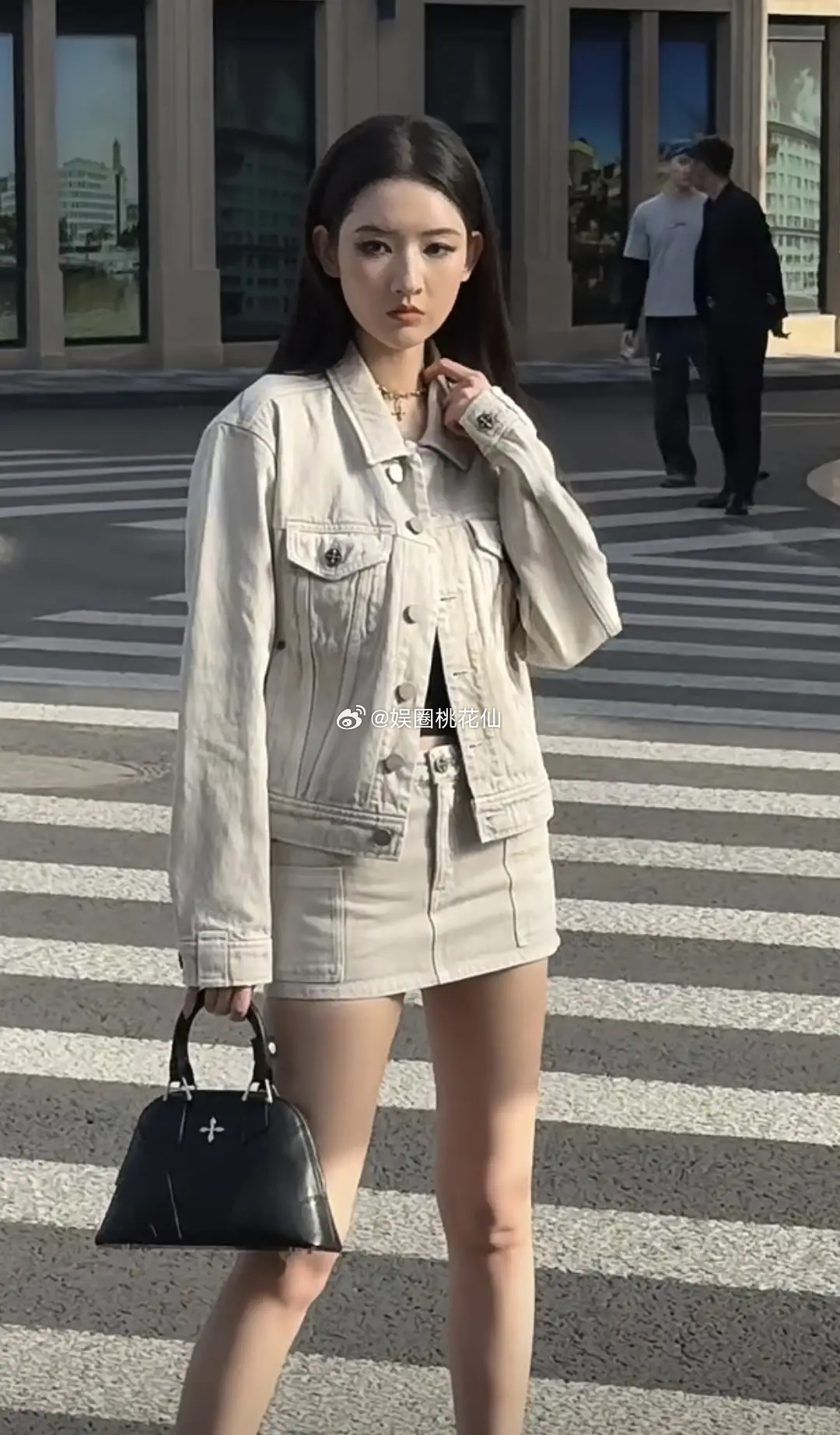 女星近期状态合集又美又甜氛围感拉满！！！王玉雯短裙配短靴站在街上，又美又飒！蔡文