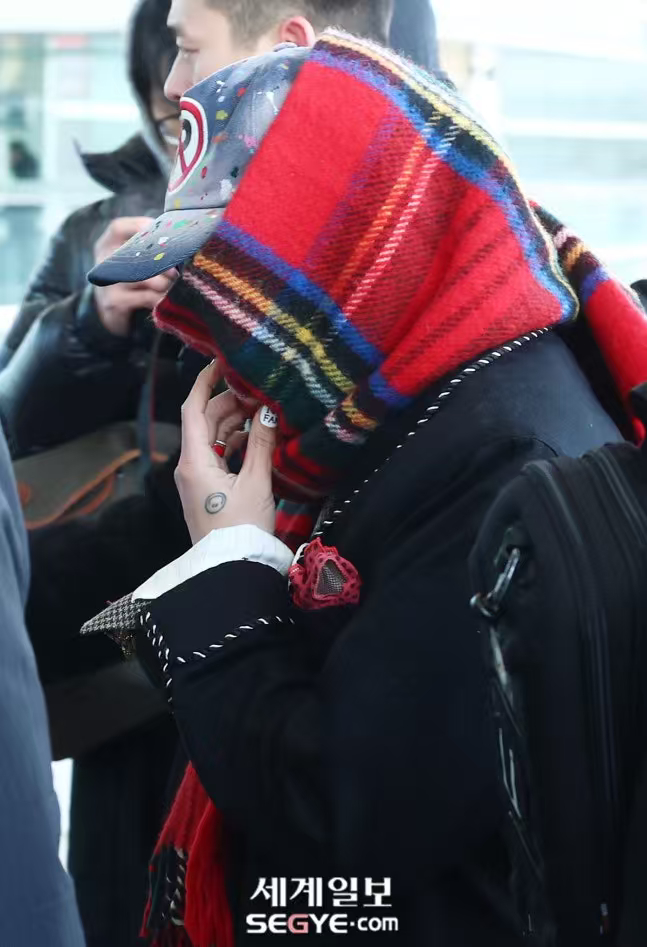 权志龙红格子围巾权志龙2026巴黎时装周权志龙今日出发巴黎时装周红格子围巾好时髦