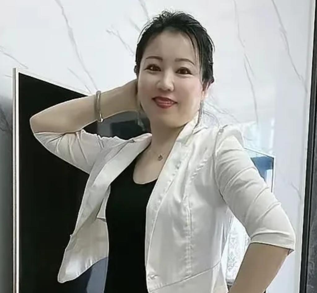 优雅白衬衫，自信微笑，职场女性风采！
气质通勤白衬衫 职业气质衬衣女