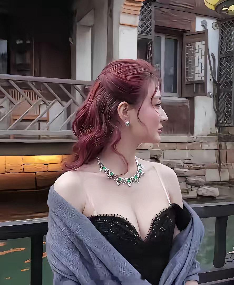 曾经最喜欢的女演员，花期太短，被弄成这种风格了，哎可惜了 ​​​
