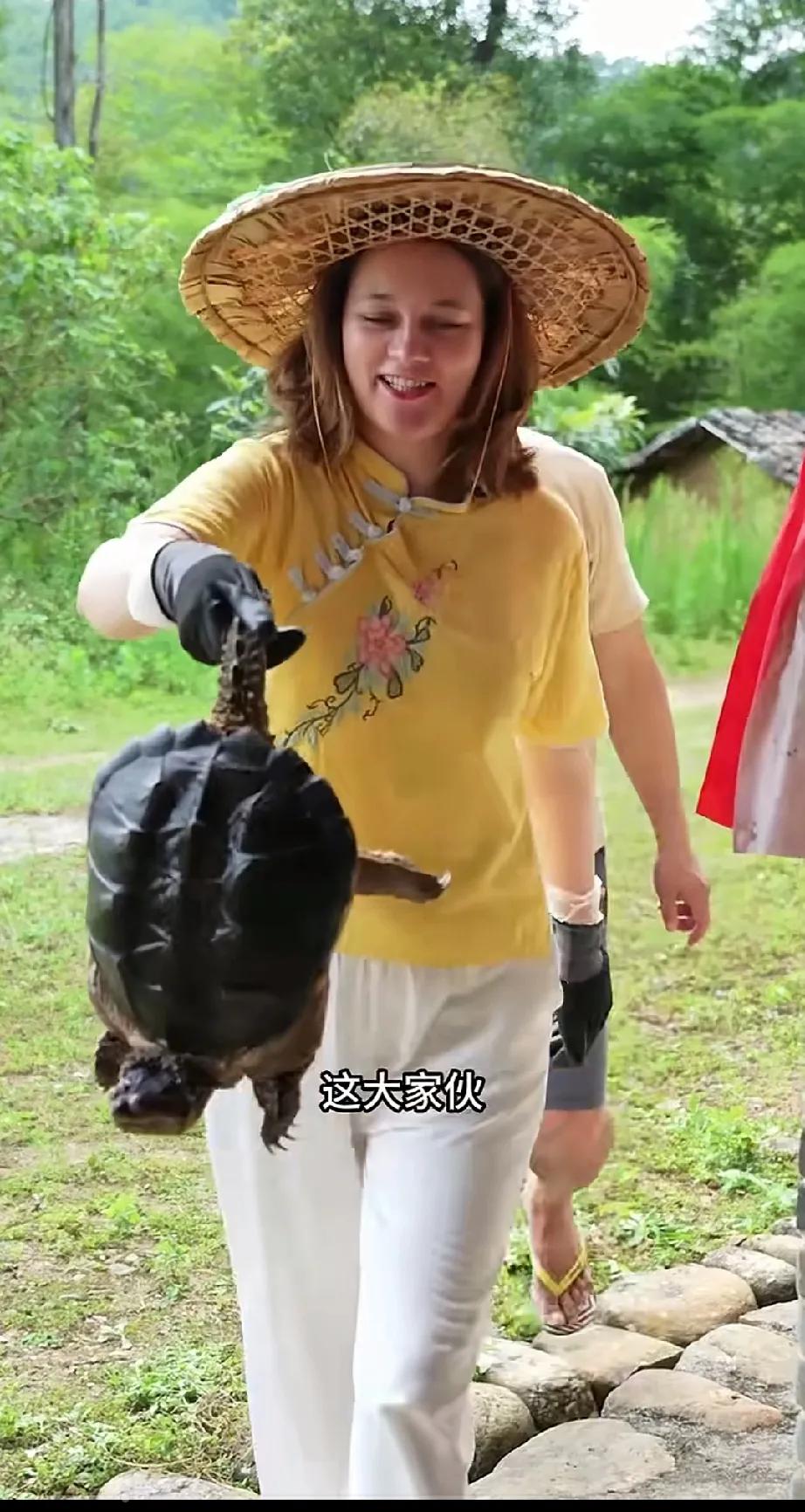 奇娜为了做美食也是拼了，拼的什么都不讲究都不禁忌！
奇娜的老公杨淙，提着一只大乌