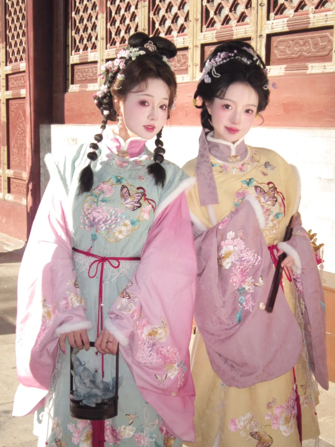 “听闻侯府家的千金回府啦。”