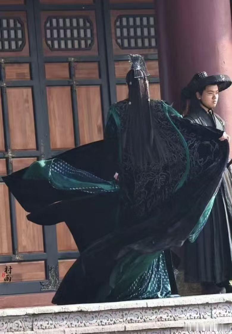 冷知识，这套澹台烬的朝服有十三斤重。 