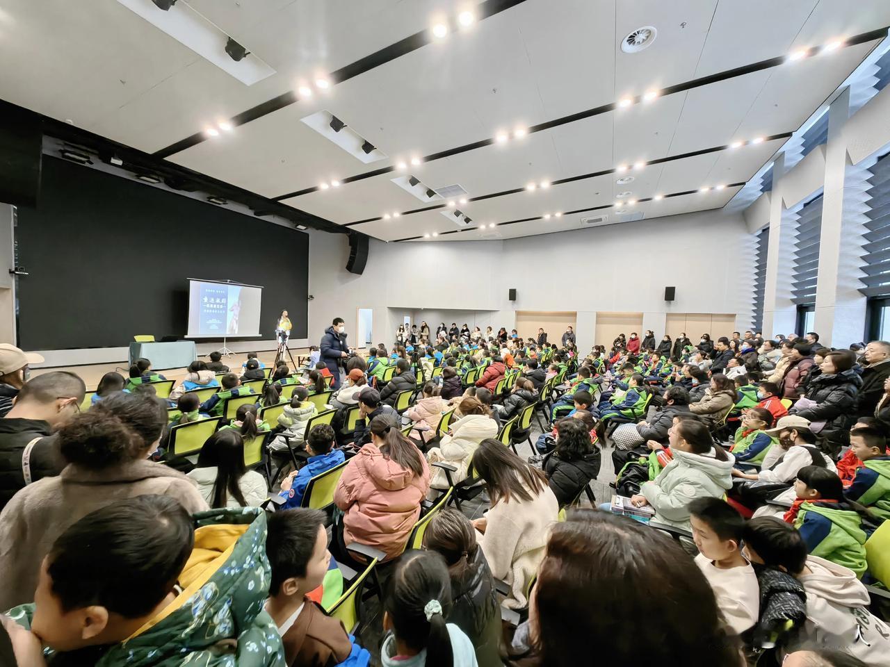 应该说是这些孩子最幸福的一天！

今天上午，呼和浩特市图书馆把《重返狼群》的作者