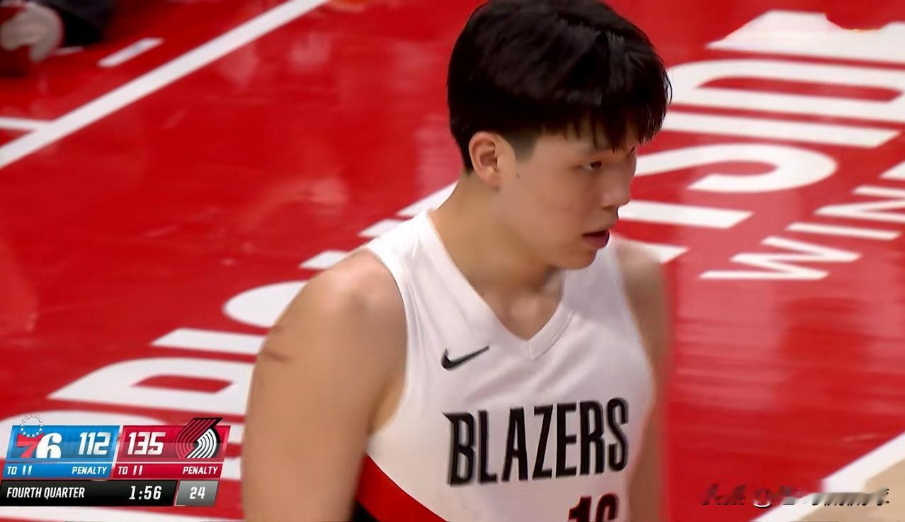 开拓者新秀杨瀚森真是太喜欢浪投三分了！在今天开拓者主场以135：118大胜76人