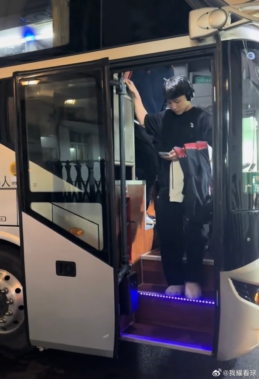 广东男篮晚上顺利回到东莞，受暴雨天气影响机场航班延误了一会儿，明天球队将再次和江