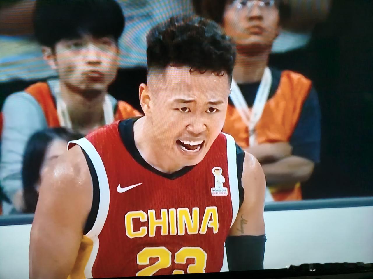昨晚中国男篮运气还行，侥幸取得胜利，郭士强最应该感谢两名球员，一是杨翰森，另外就