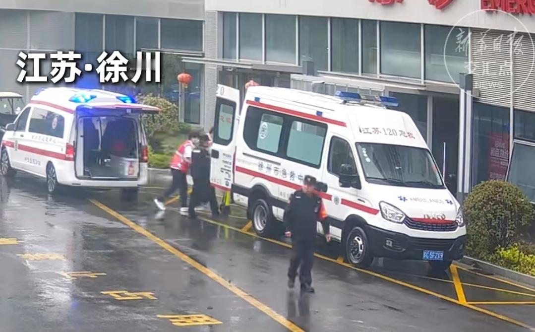 白衣化身临时爸妈，暖心守护高热幼童
 
5月18日，江苏徐州一名女子突发身体不适