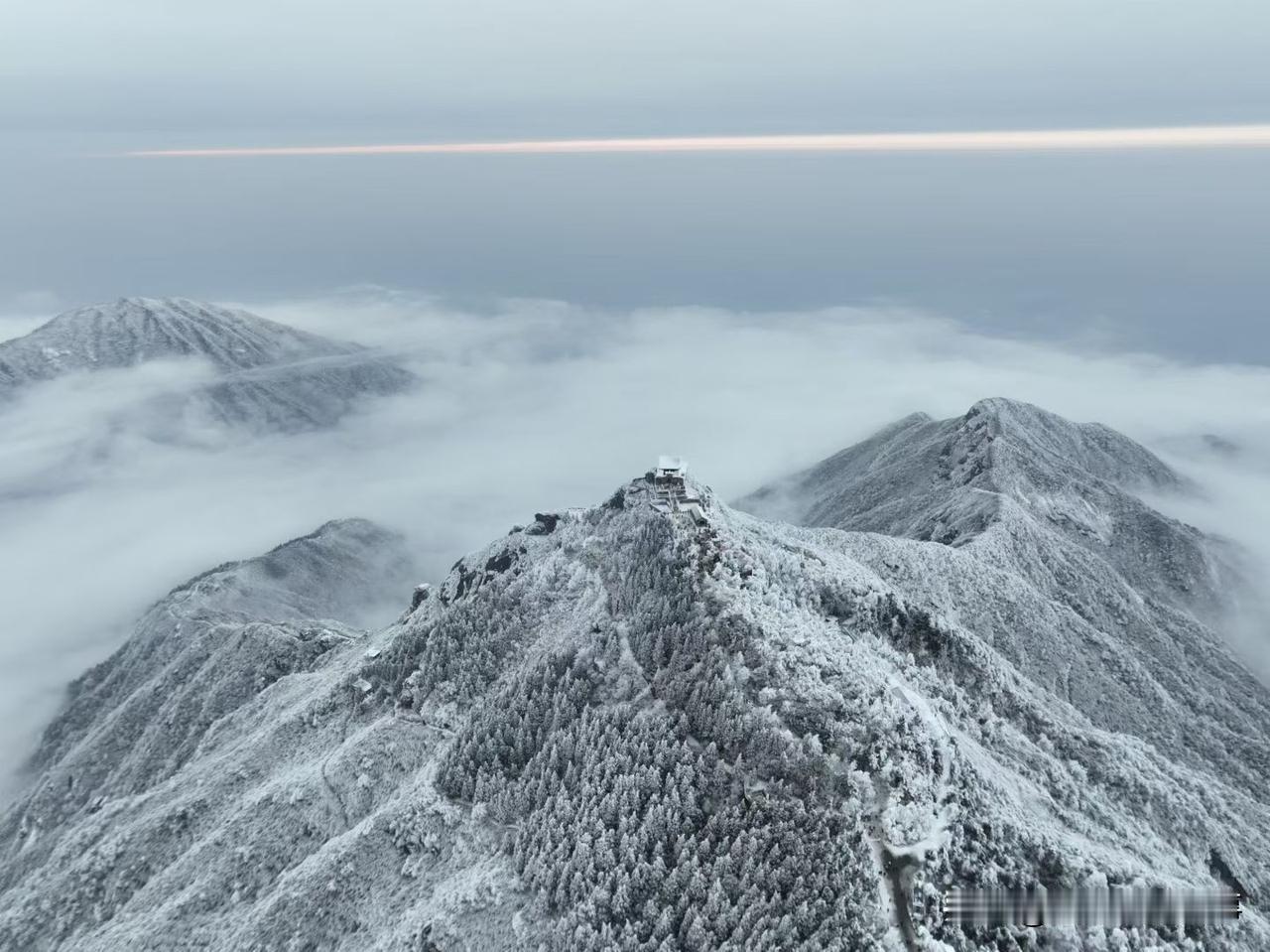 【南岳一夜白头，速冻仙境惊艳千年时光】山下灯火尚温，山上已是琼瑶之境。1月21日