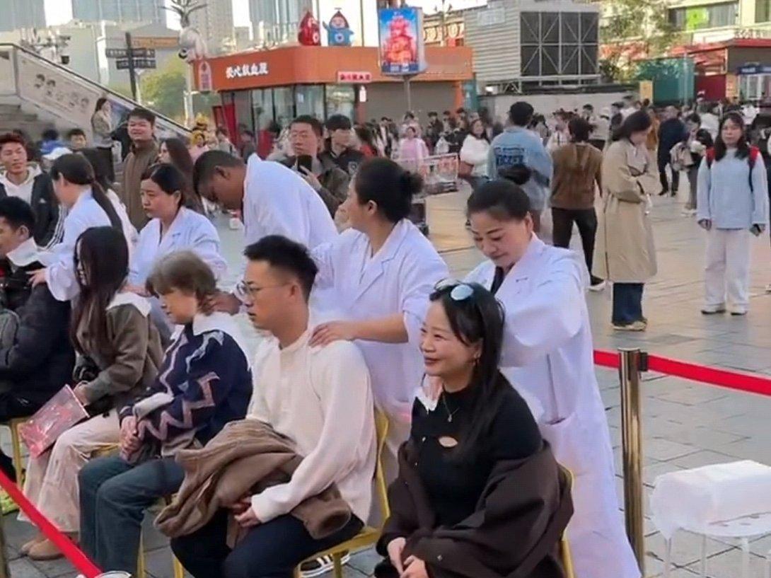 长沙有自己的去班味主理人近日在长沙街头，有人在街边设置了班味稀释点，为路人免费提