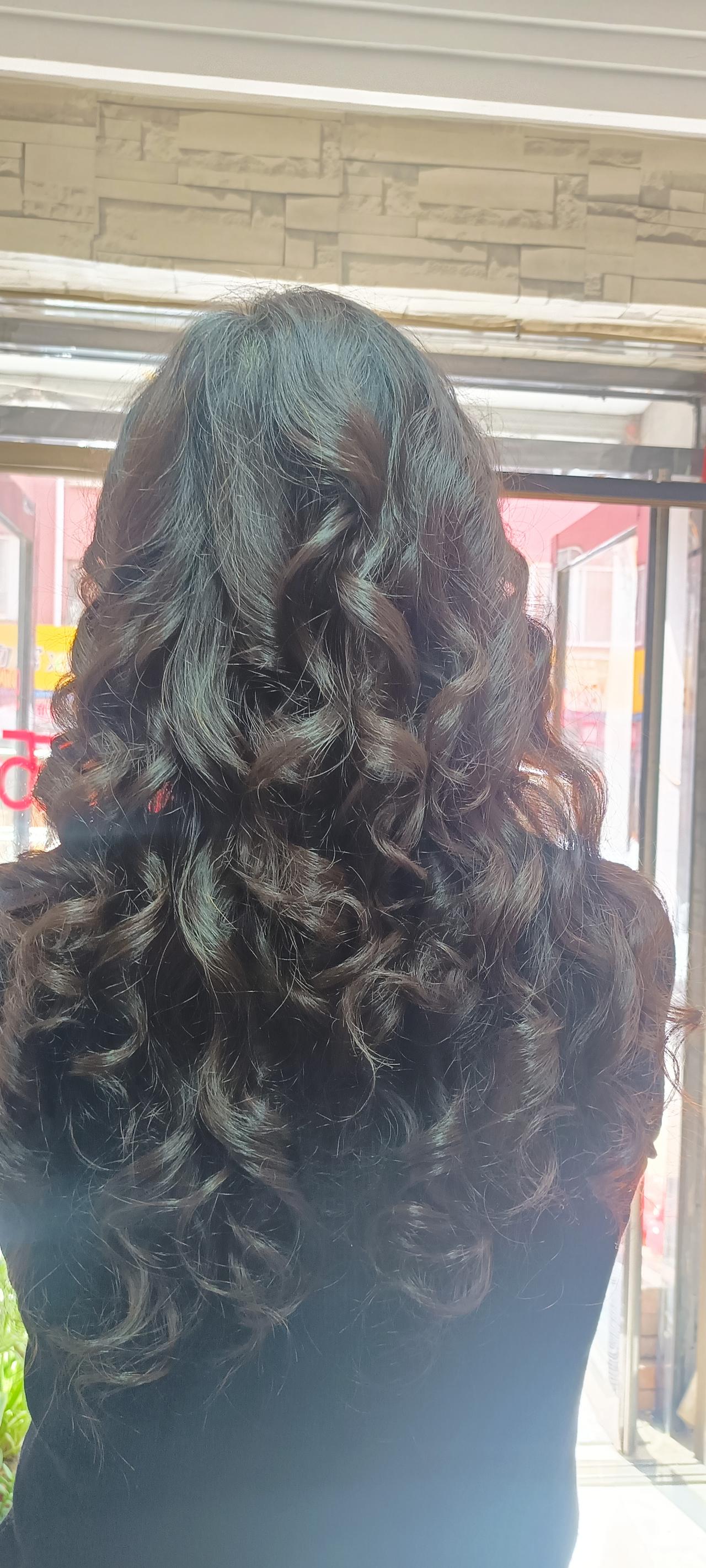 很想剪个短发，还没有那勇气。
看见别人梳短发，特别精神，干练，好想尝试一下，蠢蠢